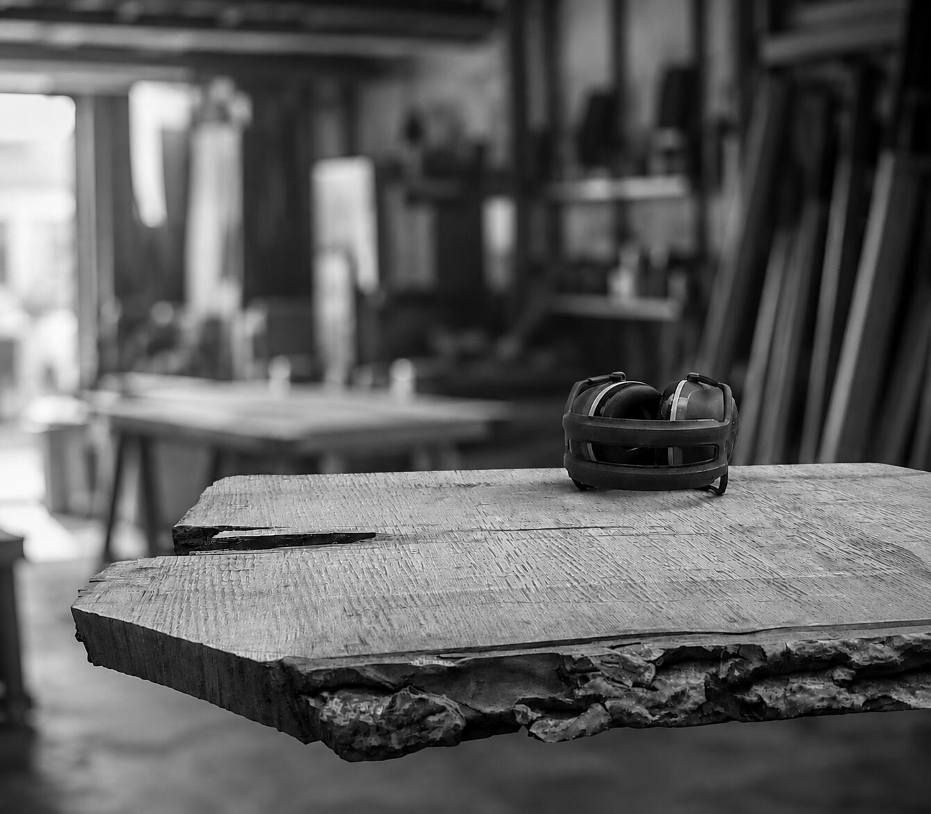 photo en noir et blanc d'une planche de noyer brute - Les Trois Cercles