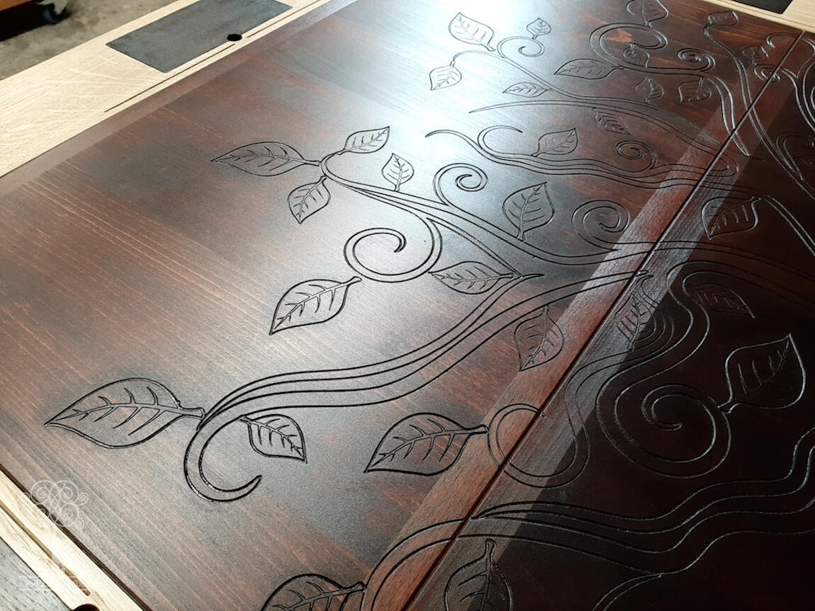 Table de jeu en chêne et hêtre massifs et ses gravures originales