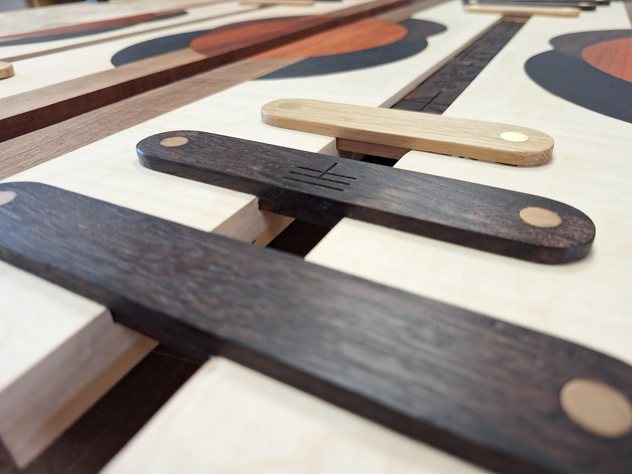 Tableau en bois chêne massif gravé et marqueterie contemporaine