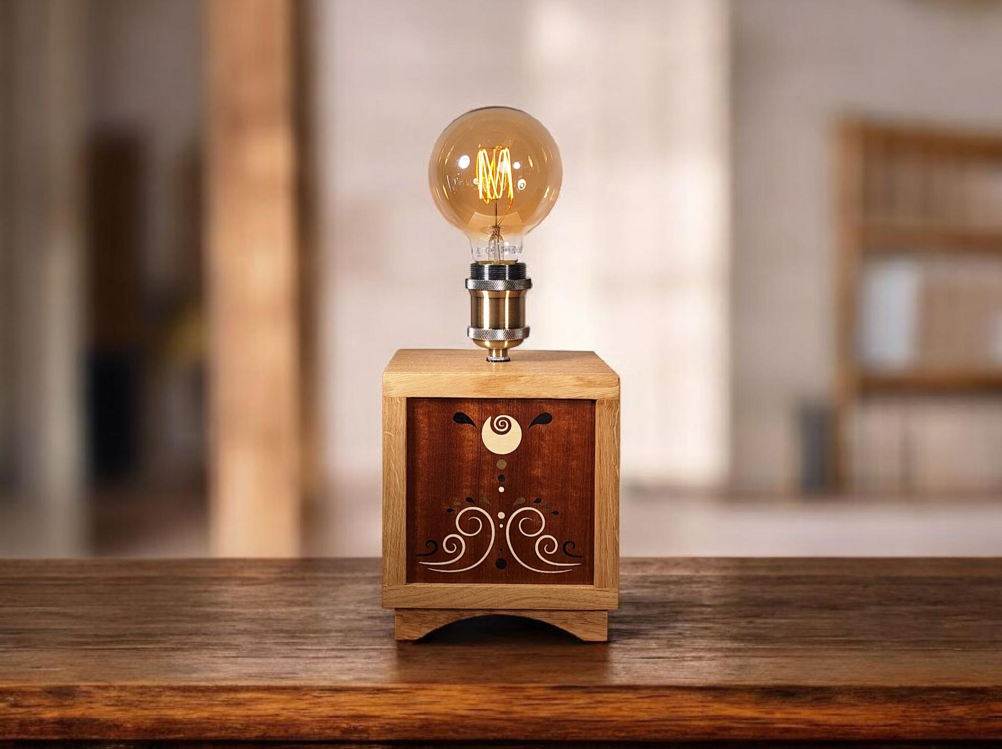 Lampe en marqueterie et bois massif
