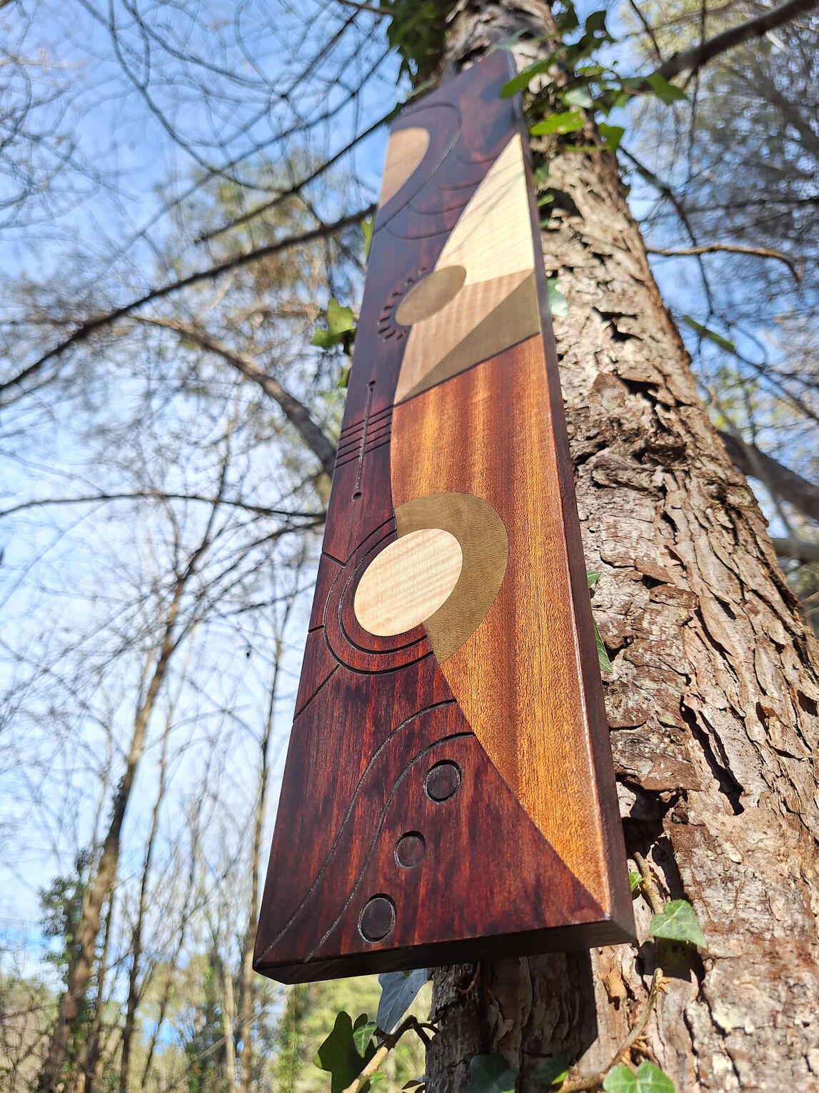 Tableau en marqueterie et bois gravé