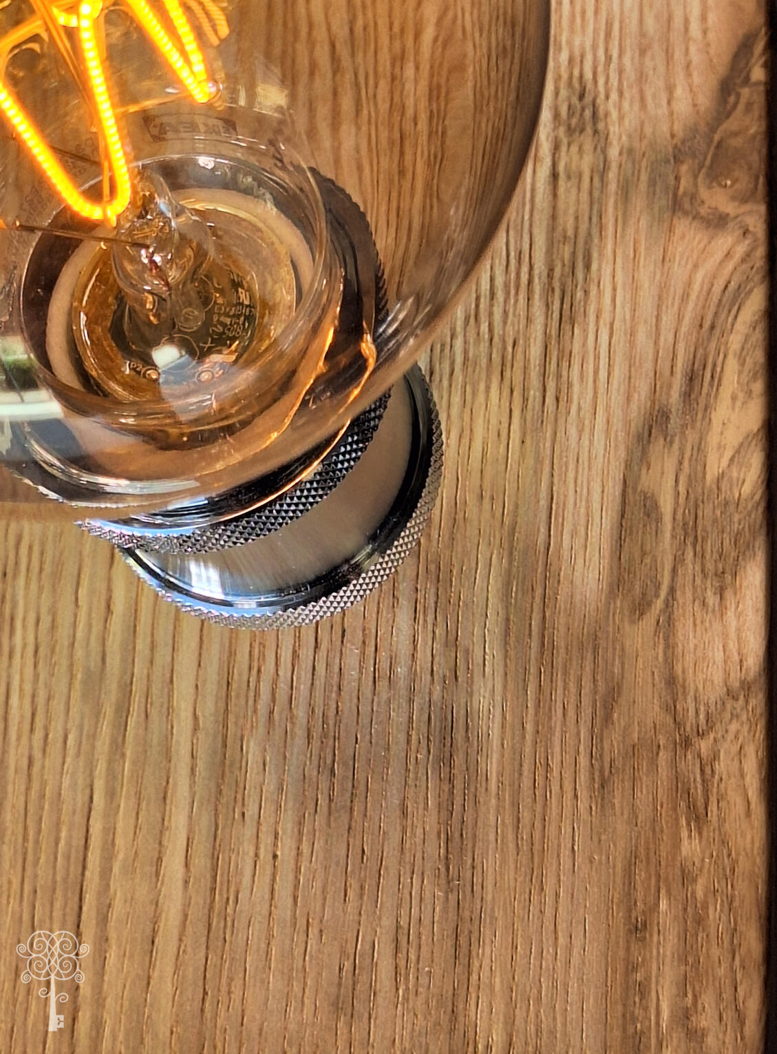 veinage du bois vue du dessus d'une lampe en bois et marqueterie - Les Trois Cercles